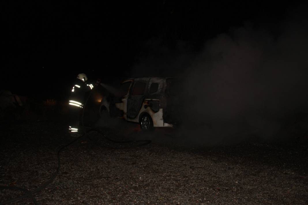 Konya'da ailesiyle tartışan kişi aracını yaktı 5